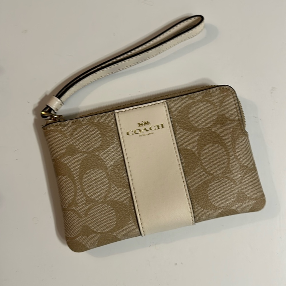 Coach signature corner zip wristlet defect